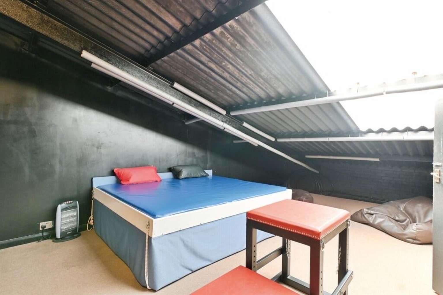 «Einzigartiges, frei stehendes Cottage mit drei Schlafzimmern, gewerblichen Nebengebäuden, Büroräumen, Garagen und vielseitigen Einrichtungen für Freizeit und Unterhaltung. Das Anwesen befindet sich h ...