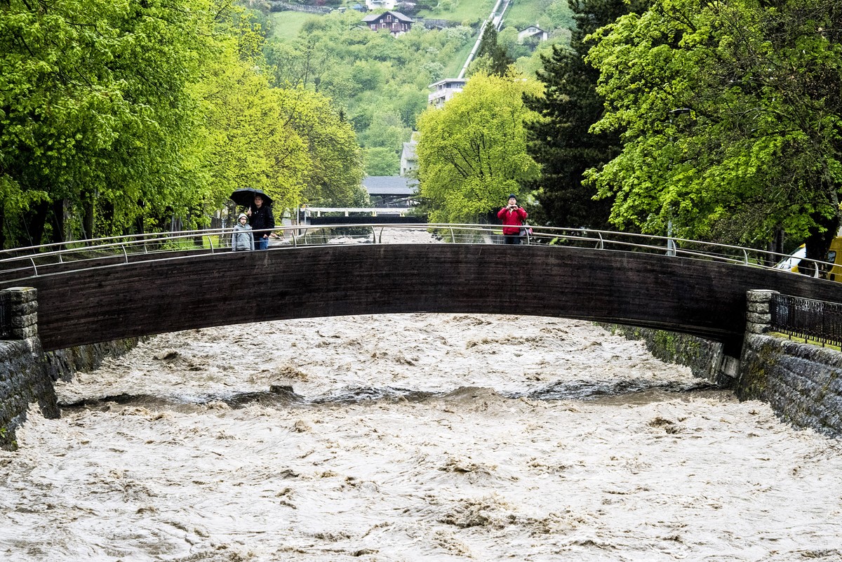 Am 1. Mai ist der Pegel des Vièze bedenklich hoch, so dass Teile von Monthey evakuiert werden mussten.