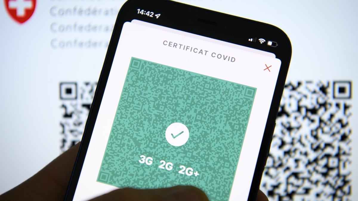 Une personne tient dans sa main un smartphone avec l'application Certificat Covid suisse et son code QR indiquant 3G, 2G et 2G+ ce mercredi 12 janvier 2022 a Lausanne. (KEYSTONE/Laurent Gillieron ...