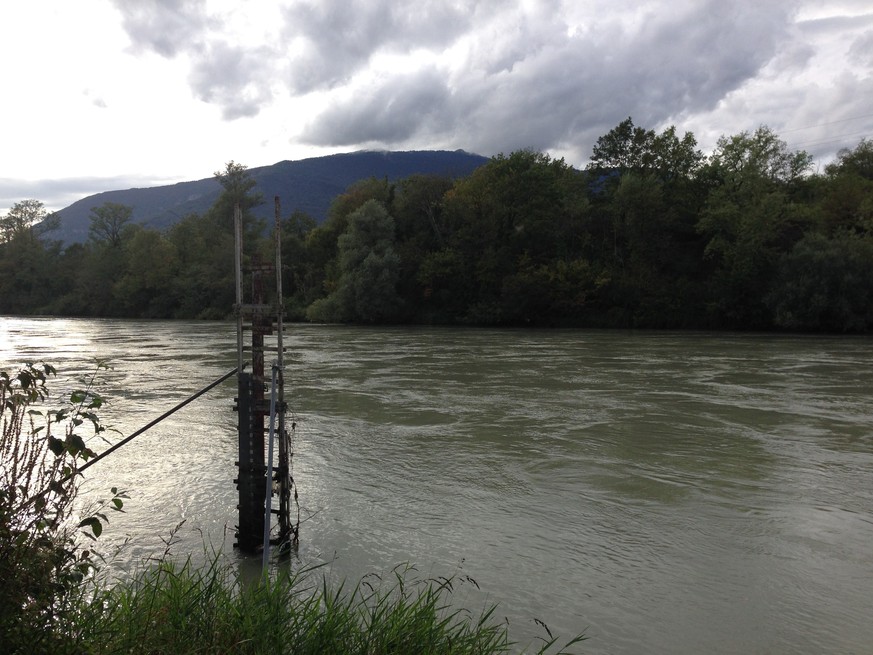 Hier in der Flussmitte liegt der westlichste Punkt der Schweiz. Das Ding im Vordergrund ist nur ein Wasserstandmessgerät.