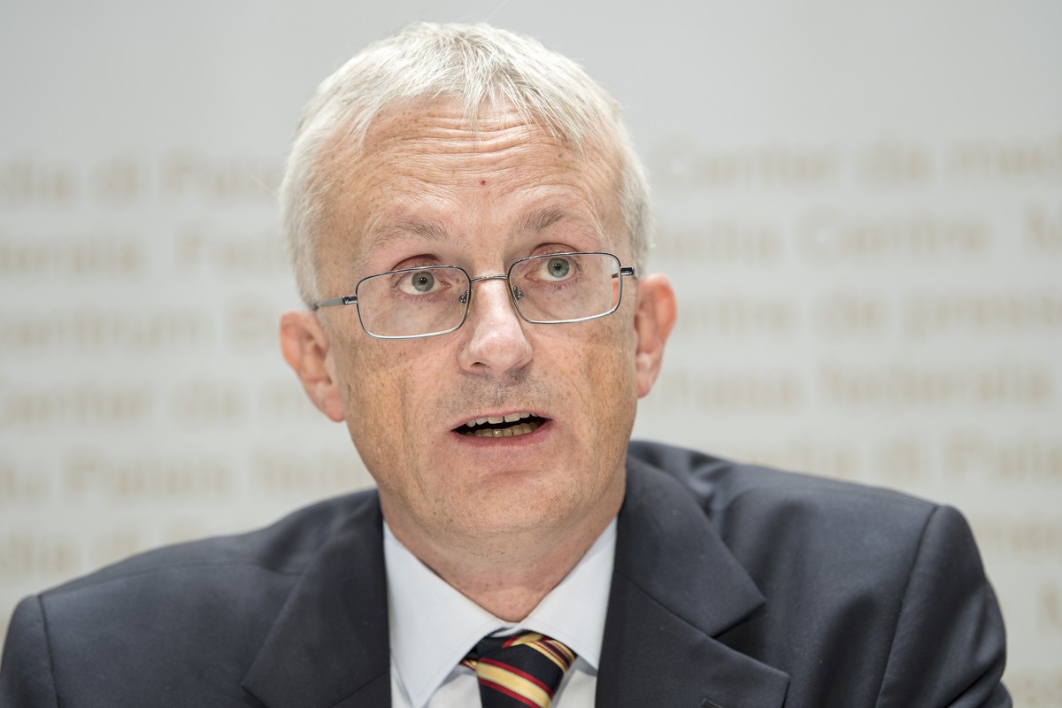 Luca Filippini, Praesident Interessengemeinschaft Schiessen Schweiz IGS, vom Referendumskomitee "Nein zum Entwaffnungsdiktat der EU", aeussert sich an einer Medienkonferenz, am Freitag, 5. O ...