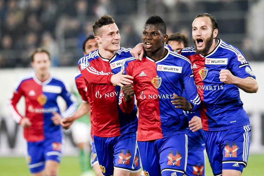Der FC Basel jubelt über den Sieg in St.Gallen.
