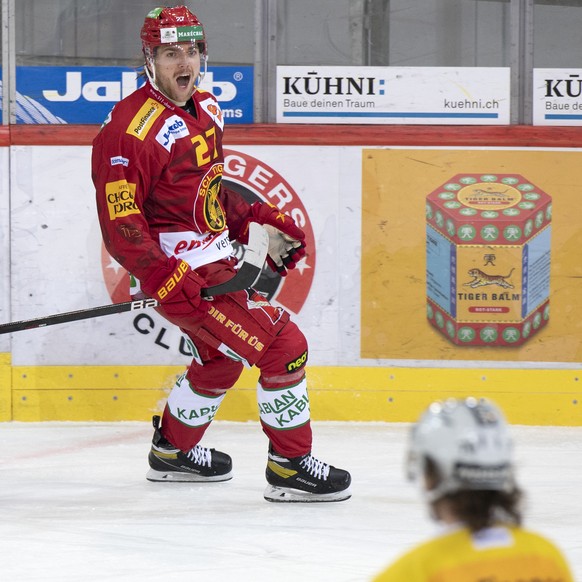 Tigers Anthony Huguenin jubelt, Berns Thierry Bader, rechts, geschlagen, waehrend dem Meisterschaftsspiel der National League zwischen den SCL Tigers und dem SC Bern, am Mittwoch, 30. Dezember 2020, i ...