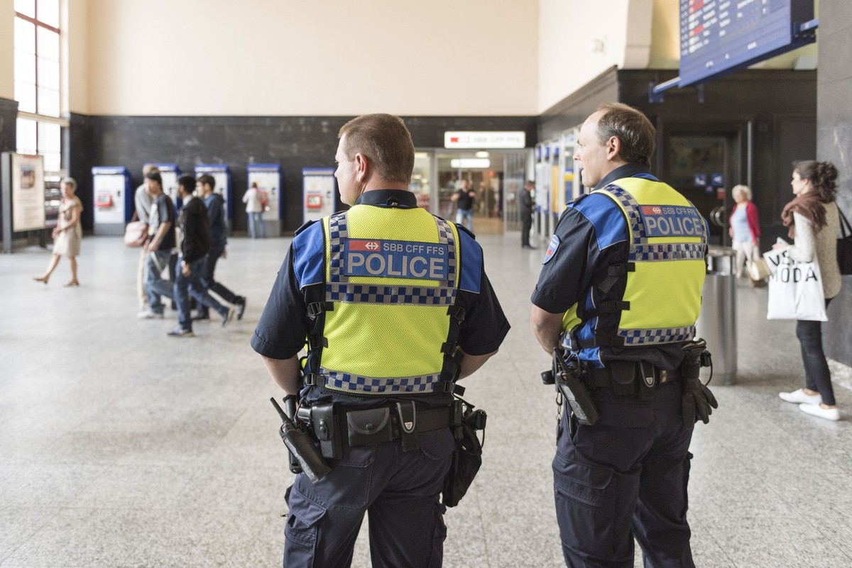 Officers of the Swiss Federal Railways Transport Police pictured at Biel train station, Switzerland, on August 18, 2015. (KEYSTONE/Christian Beutler)