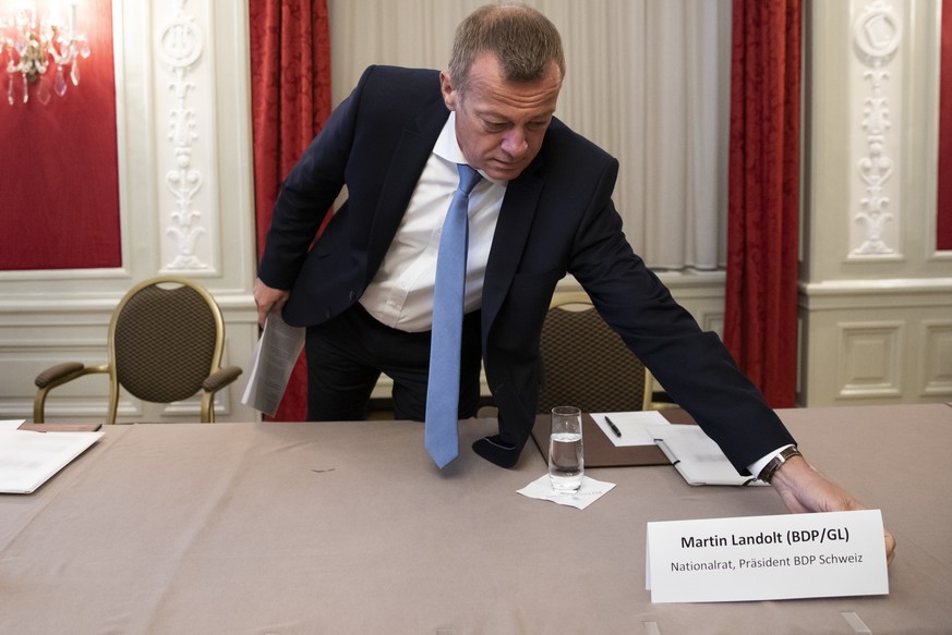 Martin Landolt, Nationalrat BDP-GL, prueft sein Namensschild kurz vor einer Medienkonferenz eines buergerlichen Komitees fuer die Konzernverantwortungsinitiative, am Mittwoch, 30. September 2020, in B ...