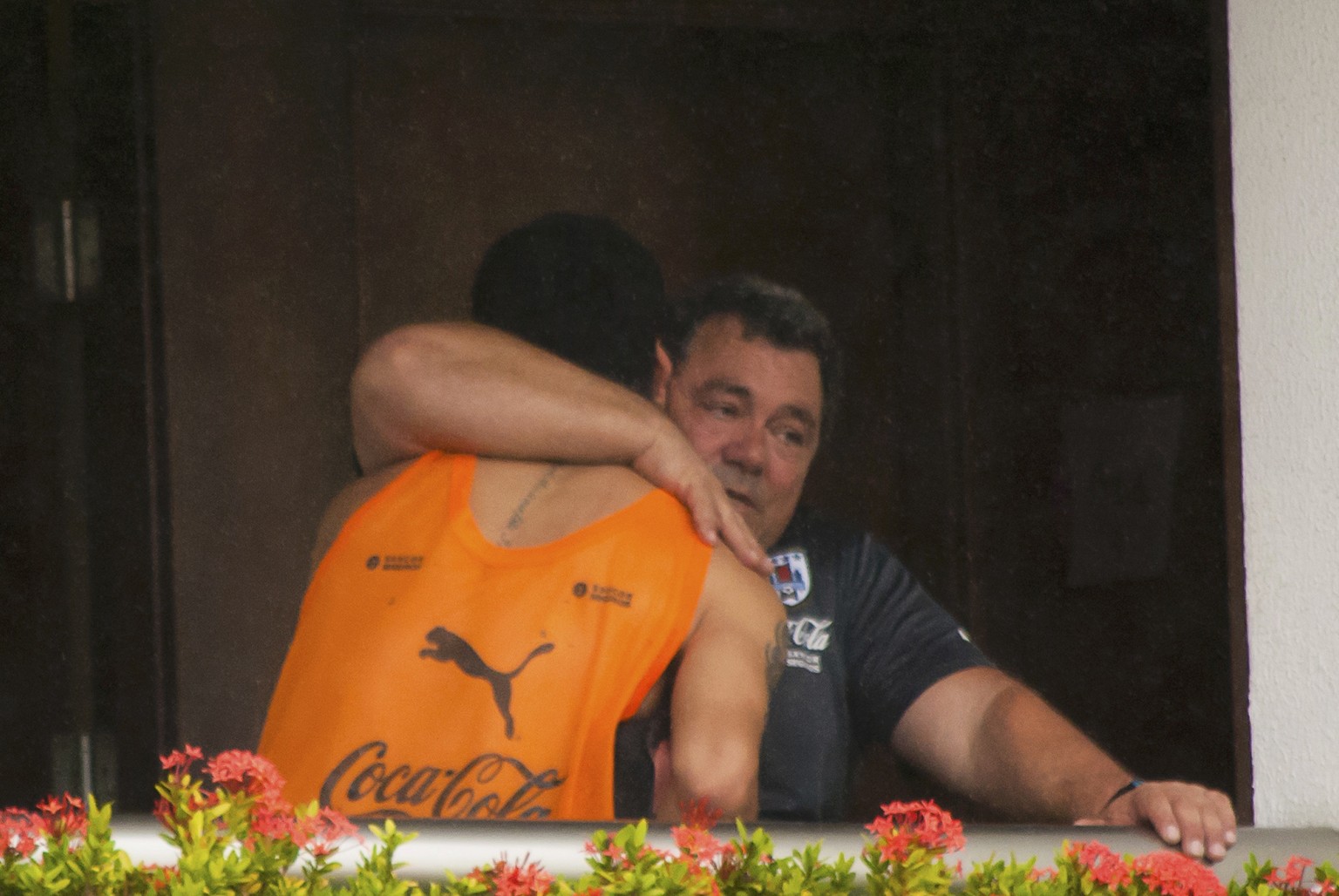 Der hat Mut: Ein Staffmitglied von Uruguays Nationalelf umarmt den Skandalkicker.
