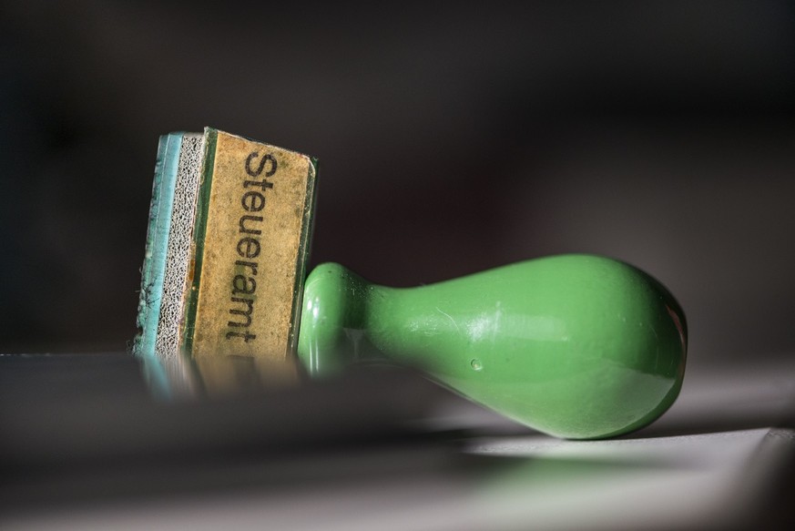 A stamper of the Uster tax administration in the tax administration in the town hall of Uster, Switzerland, pictured on October 30, 2014. (KEYSTONE/Christian Beutler)

Eine Stempel des Steueramts Uste ...