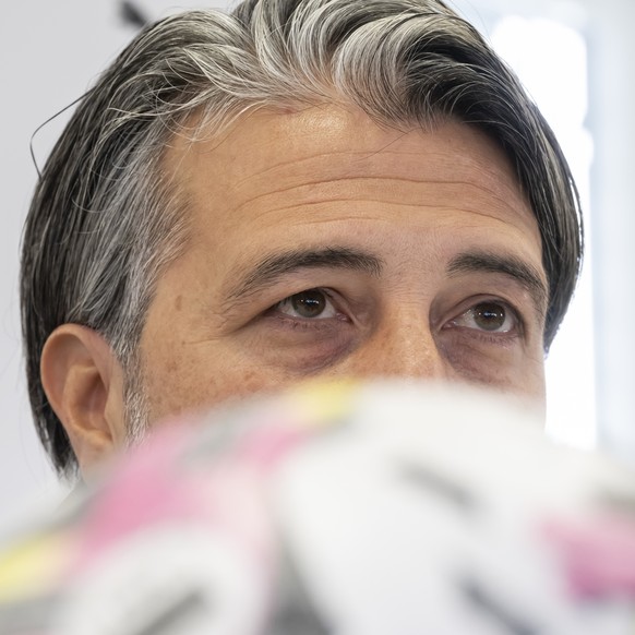 Murat Yakin, Cheftrainer der Schweizer Fussball Nationalmannschaft, spricht waehrend einer Medienkonferenz zur Kaderbekanntgabe des Maenner-Nationalteams fuer die EM-Qualifikationsspiele gegen Israel, ...