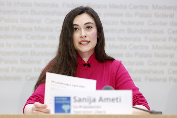 Sanija Ameti, Co-Praesidentin Operation Libero, spricht waehrend einer Medienkonferenz zur Lancierung der Europa-Initiative, am Dienstag, 2. April 2024 in Bern. (KEYSTONE/Peter Klaunzer)