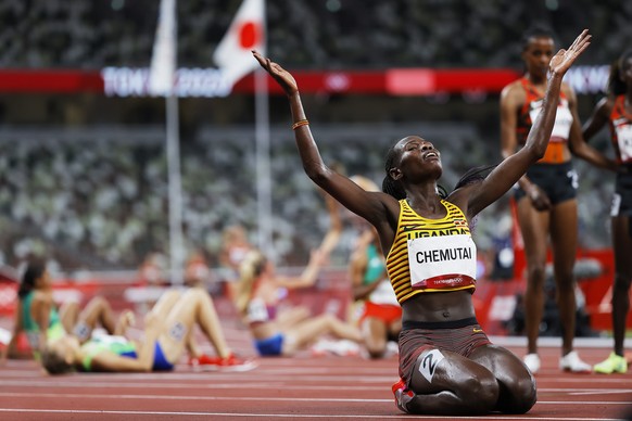 epa09394302 Peruth Chemutai of Uganda celebrates winning the Women&#039;s 3000m Steeplechase final during the Athletics events of the Tokyo 2020 Olympic Games at the Olympic Stadium in Tokyo, Japan, 0 ...