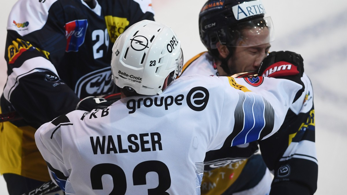 Fribourg's player Samuel Walser, left, and Ambri's player Tommaso Goi, right, during the preliminary round game of National League Swiss Championship 2018/19 between HC Ambri Piotta and HC F ...