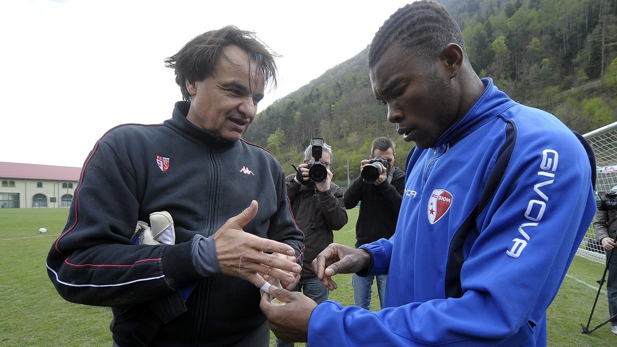Christian Constantin, president du FC Sion a defie et gagne son pari contre son joueur Geoffroy Serey Die au tir au but ce mercredi 18 avril 2012 apres l'entrainement du club a Martigny. L'I ...