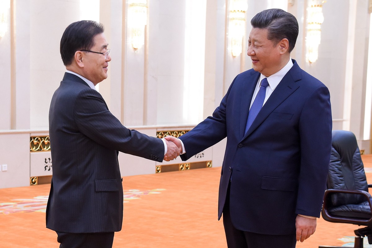 epa06597782 Chinese President Xi Jinping (R) meets with Republic of Korea's National Security Advisor Chung Eui-Yong (L) and South Korean Ambassador to China Noh Young-min (not pictured) at the G ...