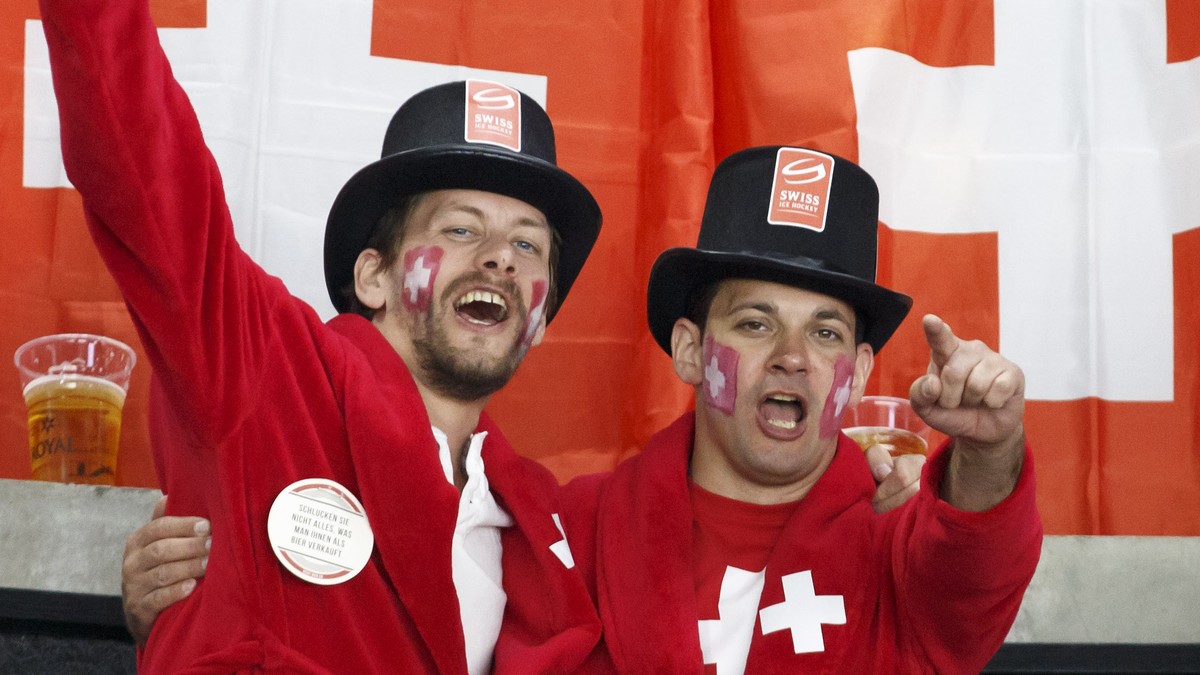 Switzerland's supporters cheer their team, during the IIHF 2018 World Championship preliminary round game between Switzerland and France, at the Royal Arena, in Copenhagen, Denmark, Tuesday, May  ...