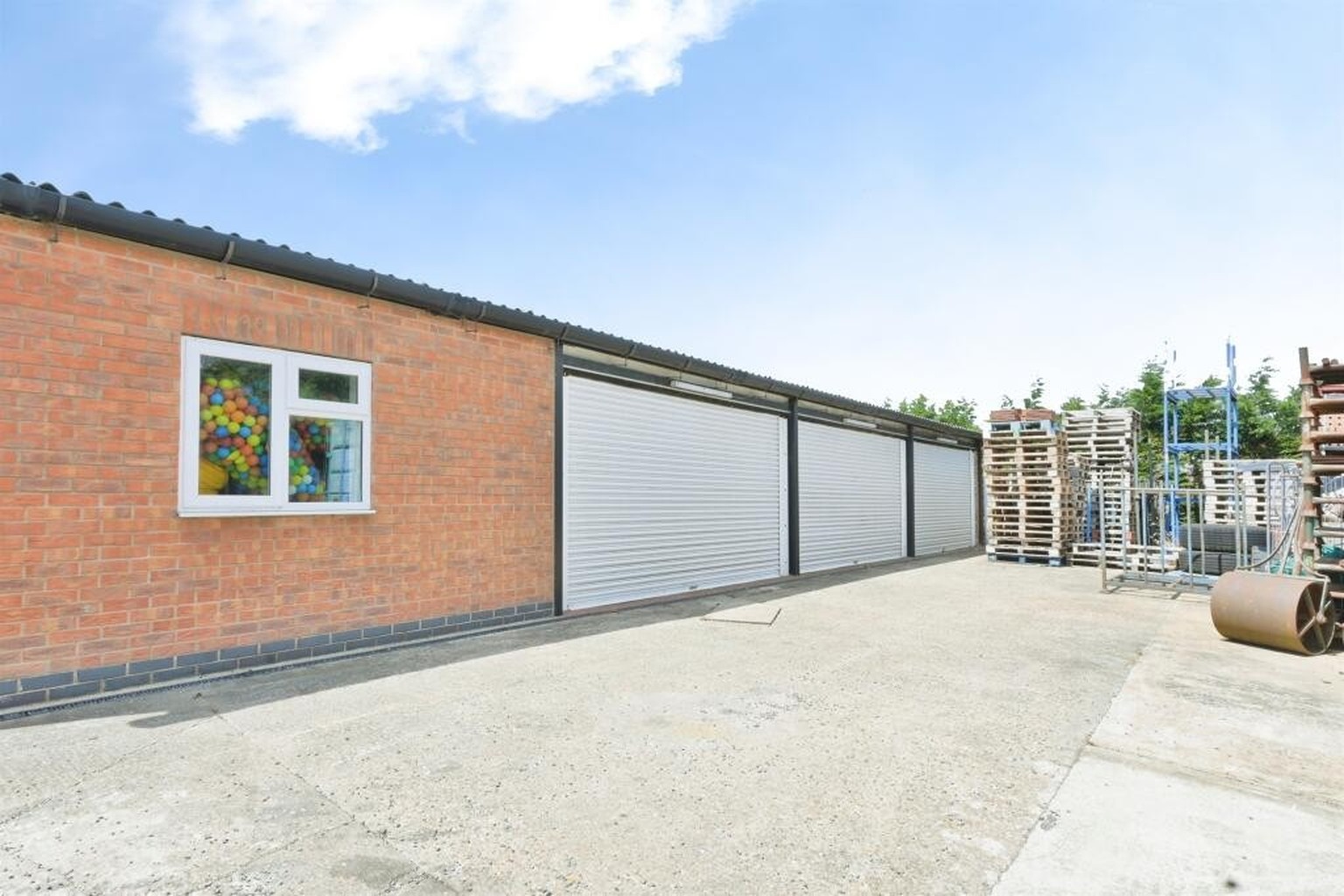 Depro-Bordell in East Anglie zu kaufen. Irgendwer? 
https://www.rightmove.co.uk/properties/91202910#/?channel=RES_BUY