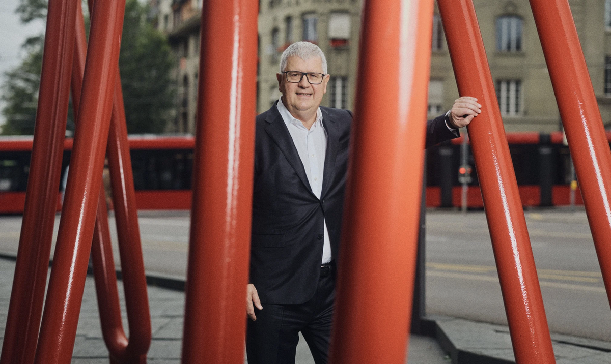 Mobiliar-Präsident Stefan Mäder mit dem «Chribel», der ikonischen roten Skulptur vor dem Hauptsitz der Mobiliar in Bern.