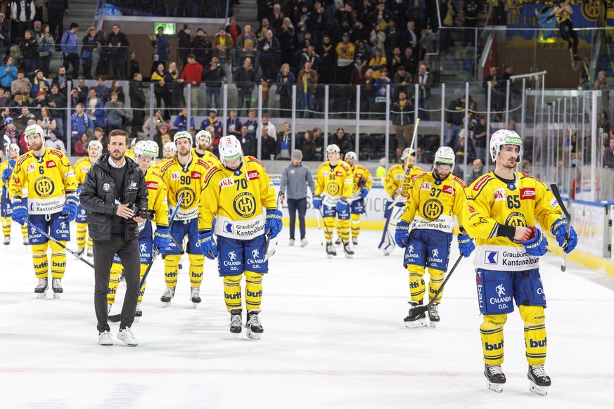 HC Davos Stuermer Marc Wieser und seine Mitspieler auf dem Weg in die Garderobe nach der Niederlage im fuenften Eishockeyspiel im Playoff 1/4 Final der National League zwischen den ZSC Lions und dem H ...