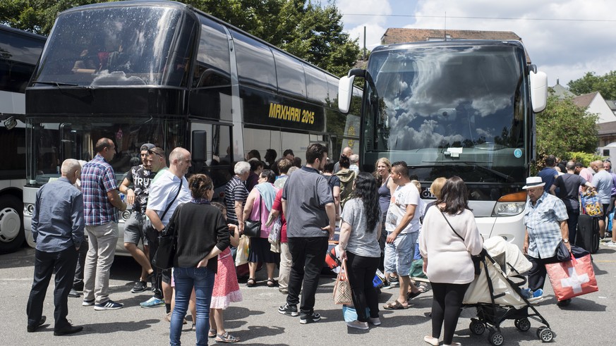 ARCHIV - ZUR MELDUNG, DASS DER BUNDESRAT DEN BAHN- UND BUSVERKEHR LIBERALISIEREN WILL, STELLEN WIR IHNEN DIESES ARCHIVBILD ZUR VERFUEGUNG - Menschen warten auf ihre Fernbusse auf dem Carparkplatz, auf ...