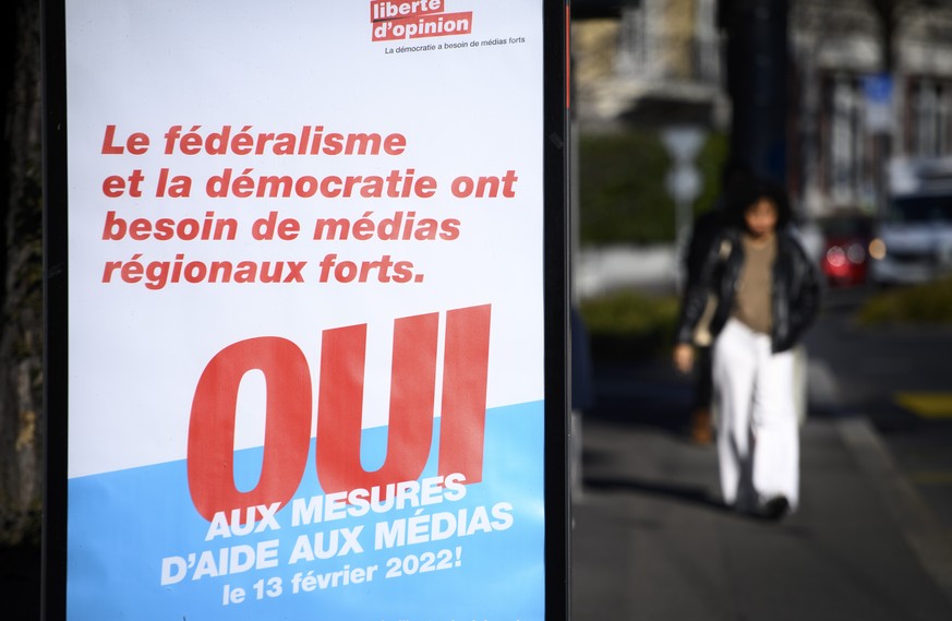 Une affiche &quot;Le federalisme et la democratie ont besoin de medias regionaux fort&quot; incitant a voter oui aux mesures d&#039;aide aux medias est photographiee ce mardi 18 janvier 2022 a Lausann ...