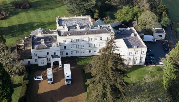 Removal lorry at Royal Lodge Windsor 04.02.2026. Removal lorry from Royal collection leaves Andrew Mountbatten Windsors former home at Royal Lodge Windsor. PUBLICATIONxINxGERxAUTxSUIxONLY Copyright: x ...