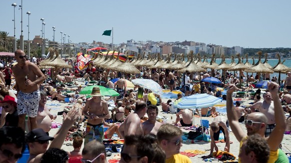 Predominantly German tourists sunbathe at the beach in Platja de Palma on the Spanish island Mallorca, pictured on June 4, 2010. (KEYSTONE/Ennio Leanza)

(Vornehmlich deutsche) Touristen braeunen sich ...