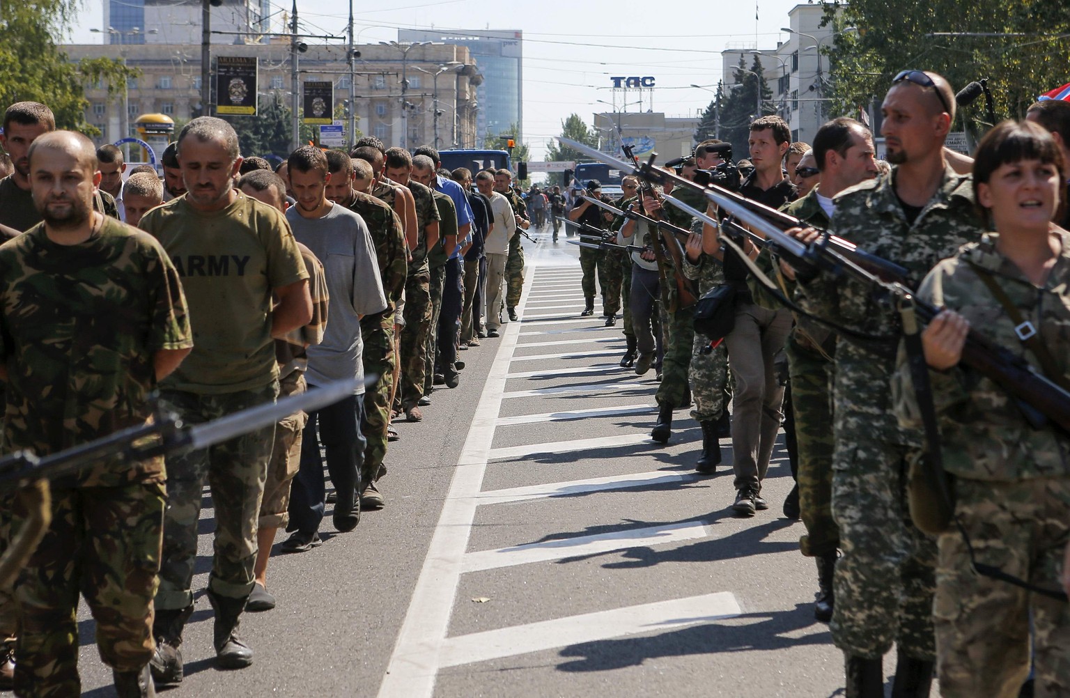 Prorussische Separatisten führen eine Kolonne ukrainischer Gefangener durch Donezk.