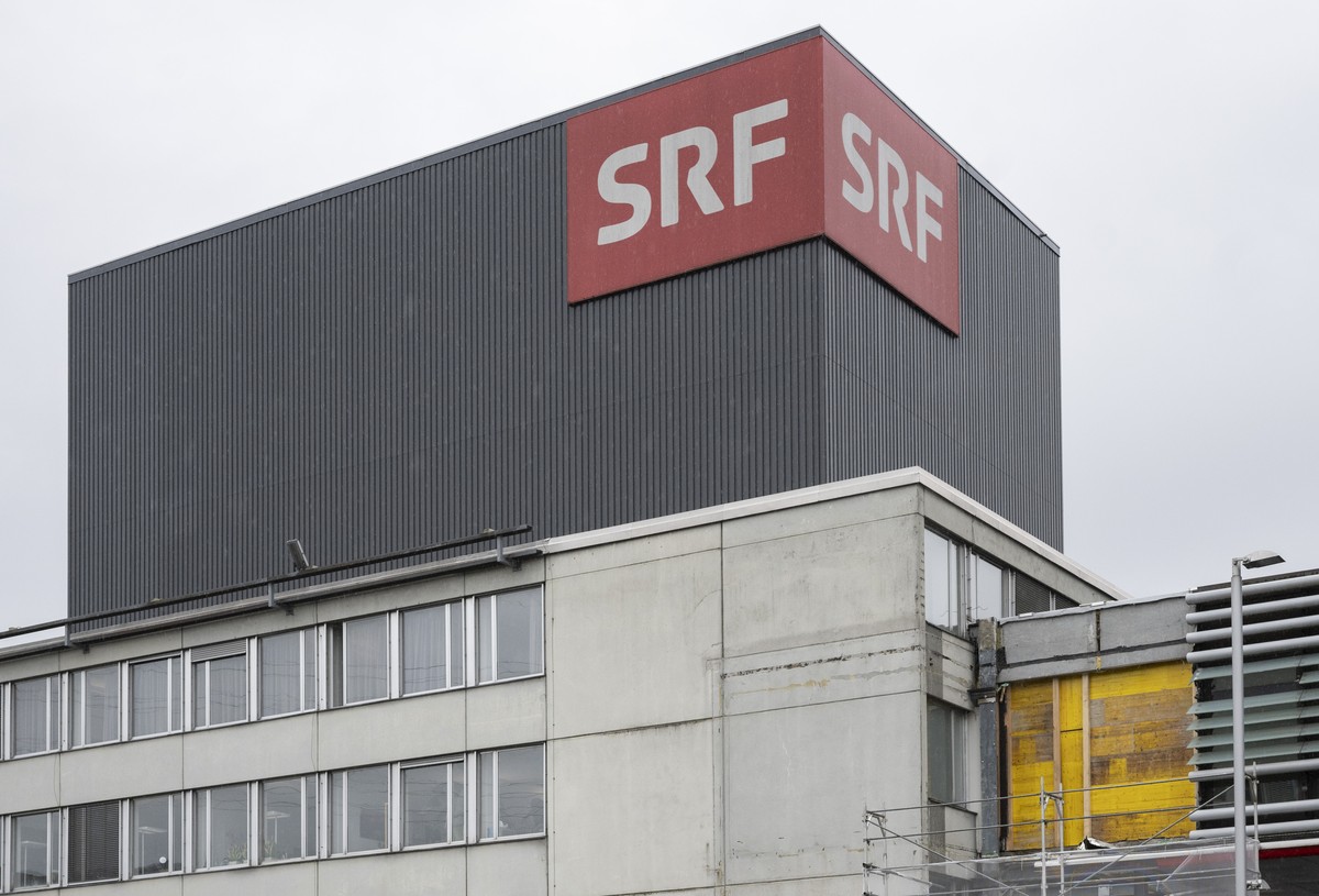 Das SRF Logo am Gebaeude von Schweizer Radio und Fernsehen, aufgenommen am Montag, 18. Maerz 2024 in Leutschenbach Zuerich. Es seien weitere Einsparungen und ein Stellenabbau im Rahmen des Projektes S ...