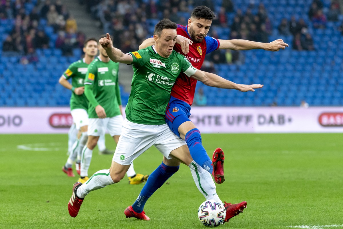 St. Gallens Silvan Hefti, links, im Kampf um den Ball gegen Basels Kemal Ademi, rechts, im Fussball Meisterschaftsspiel der Super League zwischen dem FC Basel 1893 und dem FC St. Gallen 1879 im Stadio ...