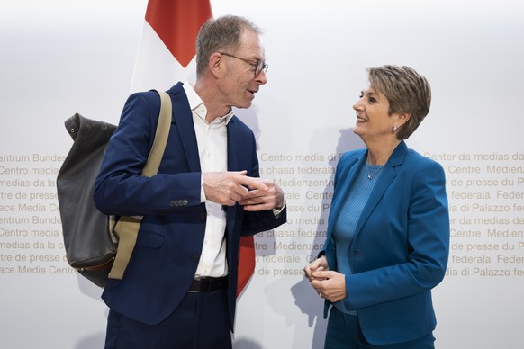 Bundesraetin Karin Keller-Sutter, rechts, diskutiert mit Daniel Leupi, Finanzdirektor der Stadt Zuerich und Praesident der Konferenz der staedtischen Finanzdirektorinnen und -direktoren (KSFD), am End ...