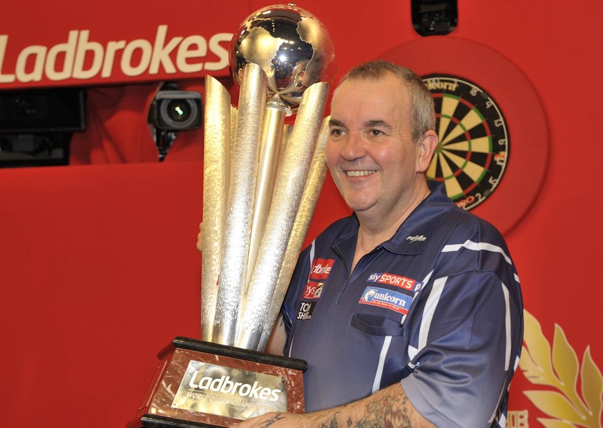 Bildnummer: 12210815 Datum: 01.01.2013 Copyright: imago/Action Plus
01.01.2013 London, England. Phil Taylor ENG becomes the 2013 Champion. Taking the 3;200,000 Pounds first prize and first player to l ...