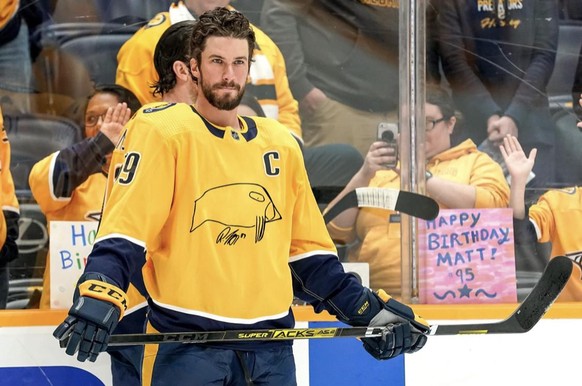 So kommt es raus, wenn Roman Josi das Logo seines Klubs zeichnet ЁЯШВ\nMusste Heute am Morgen auch ziemlich schmunzeln, als ich es gesehen habe. 
Passend dazu noch ein Bild, welches jemand dazu gepost ...
