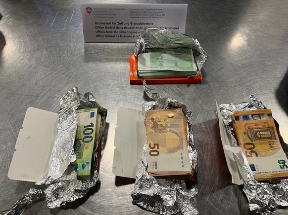 Les billets d’euros avaient été emballés dans des feuilles d’aluminium puis cachés dans des plaques de chocolat.