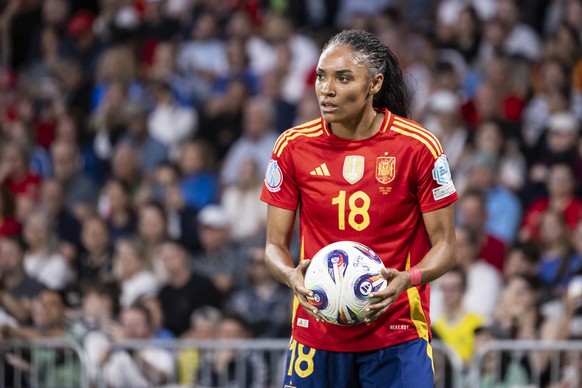 Spain&#039;s Salma Celeste Paralluelo Ayingono prepares the ball for a corner kick, during the UEFA Women&#039;s EURO 2025 Group B soccer match between Italy and Spain at the Wankdorf stadium in Bern, ...