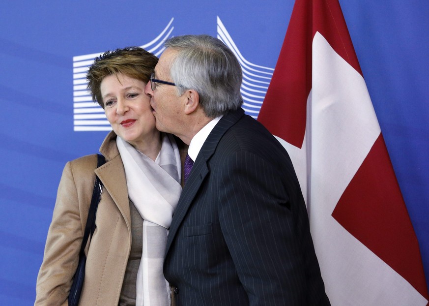 ARCHIVBILD ZUM RUECKTRITT VON SIMONETTA SOMMARUGA --- epa04601088 European Commission President Jean-Claude Juncker (R) welcomes Swiss President Simonetta Sommaruga (L) prior to a meeting at EU commis ...