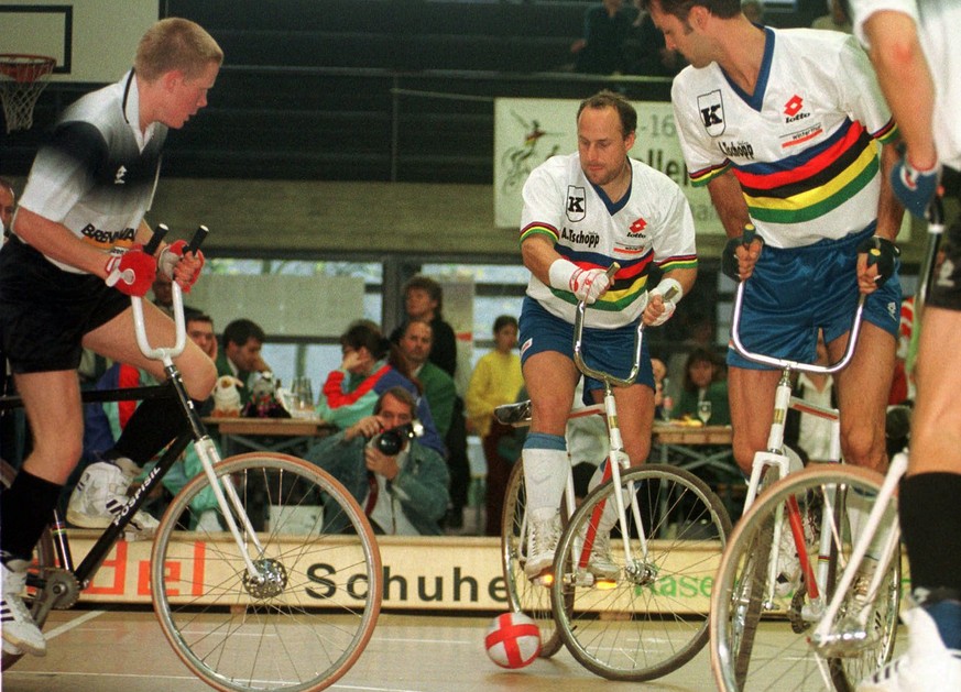 Peter Kern (Mitte) und Marcel Bosshart (rechts) von Pfungen I holten sich den Titel an den Schweizer Meisterschaften im Hallenradsport am Samstag, 18. Oktober 1997, in Liestal (BL), im Radball. Sie ve ...