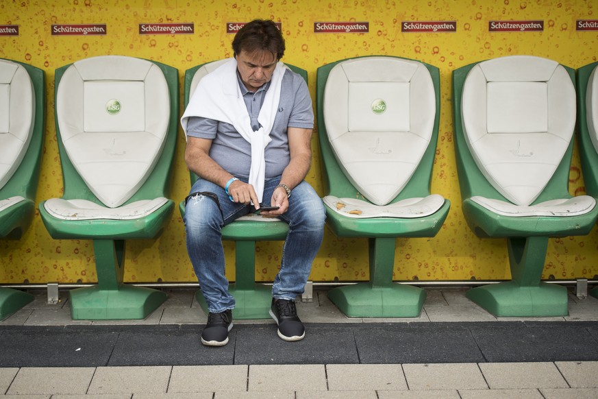 Christian Constantin, der Praesident des FC Sion, schaut auf sein Smartphone vor der Super League Partie zwischen dem FC St. Gallen und dem FC Sion am Sonntag, 6. August 2017, im Kybunpark in St. Gall ...