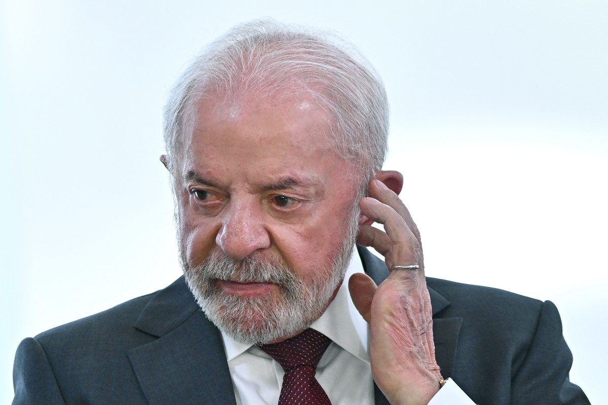 epa12610111 Brazilian President Luiz Inacio Lula da Silva speaks during the signing of the decree recognizing evangelical culture as a national cultural expression at the Planalto Palace in Brasilia,  ...