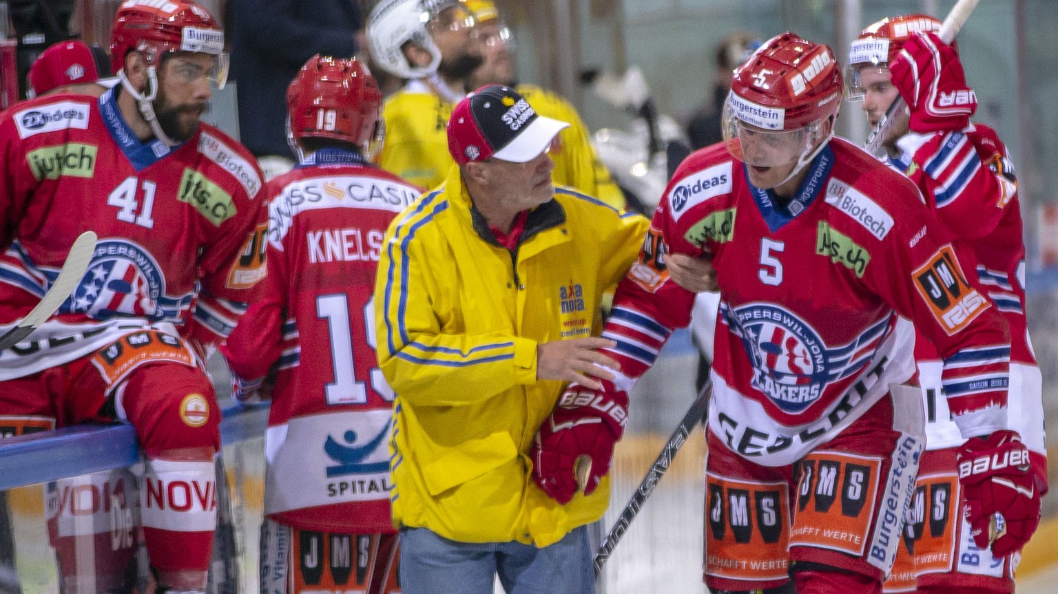 SC Rapperswil-Jona Lakers Verteidiger Timo Helbling (#5), wird nach einem Check vom Eis gefuehrt waehrend dem Eishockey-Meisterschaftsspiel der National League zwischen den SC Rapperswil-Jona Lakers u ...