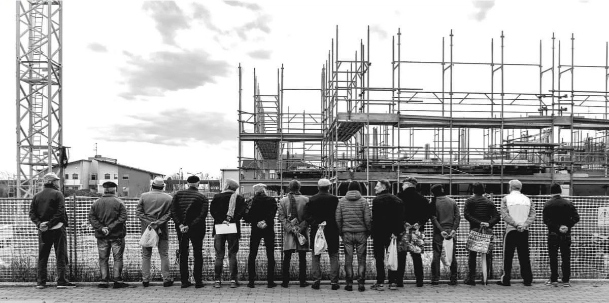 Umarells - Italian men of retirement age who watch building sites 
https://www.threads.com/@earthlymission/post/DA-0CIJuoGh?hl=fr