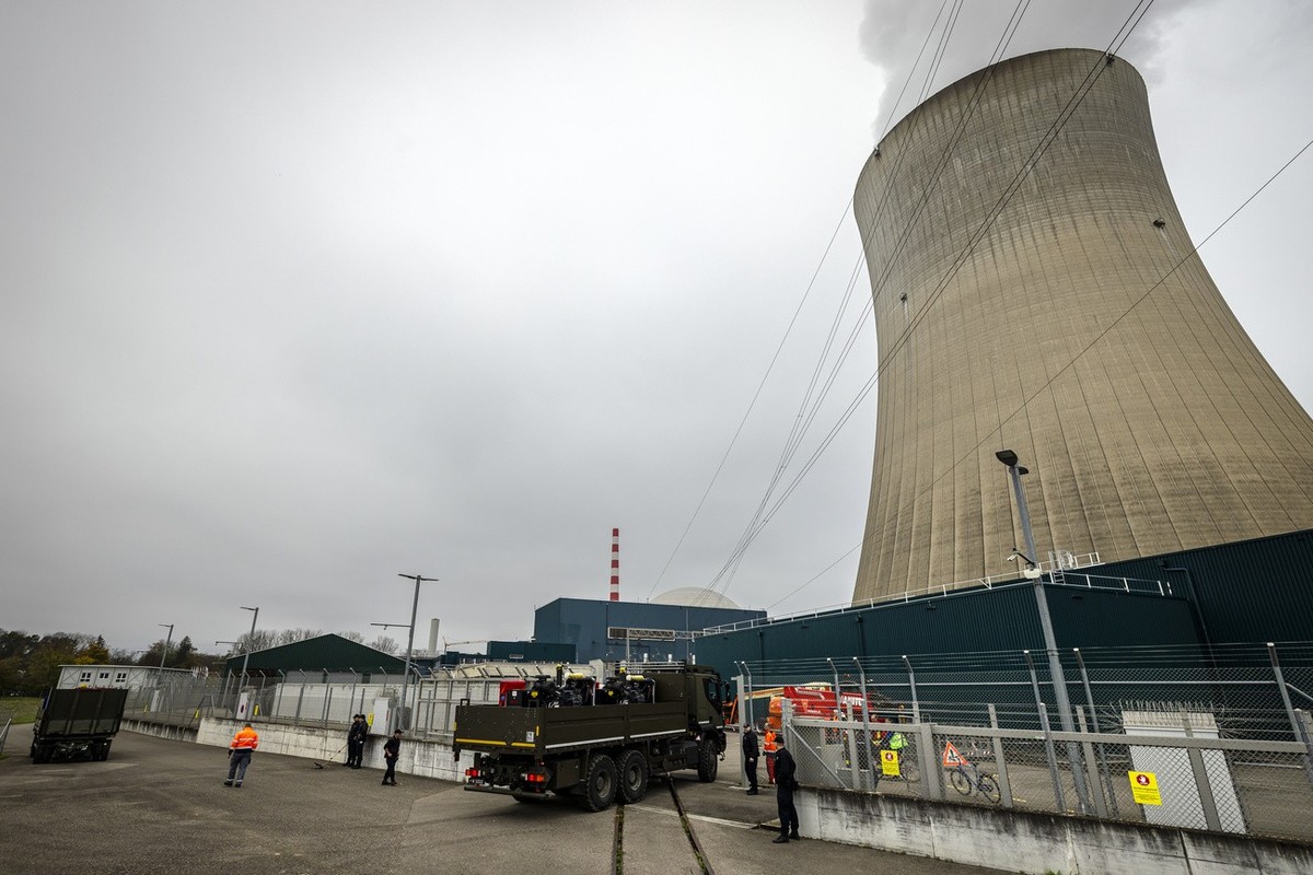 Ein Lastwagen der Schweizer Armee transportiert Notstrom Generatoren und Loeschmaterial in die Sicherheitszone des Atomkraftwerks Goesgen zu, waehrend der Gesamtnotfalluebung 2024, am Dienstag, 5. Nov ...