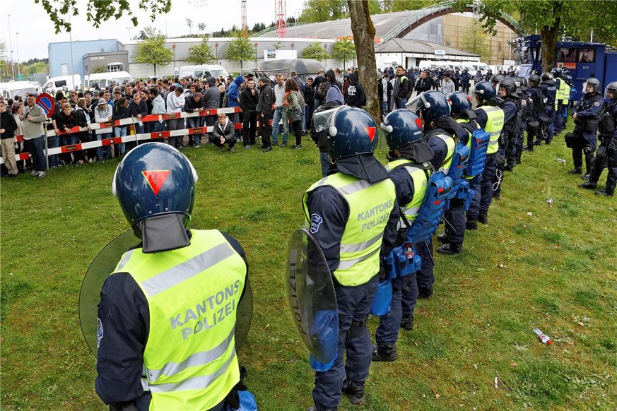 Angespannt: Im April 2015 hielt ein massives Aufgebot von Aargauer Kantonspolizisten FCZ-Fans in Schach.