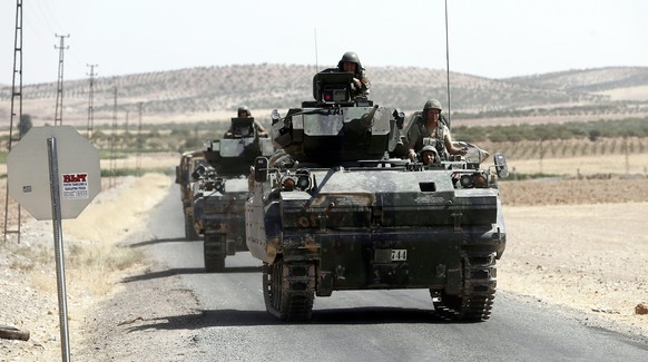 epa05511855 Turkish soldiers with tanks return from Syria to Turkey after a military operation at the Syrian border as part of their offensive against the Islamic State (IS) militant group in Syria, K ...