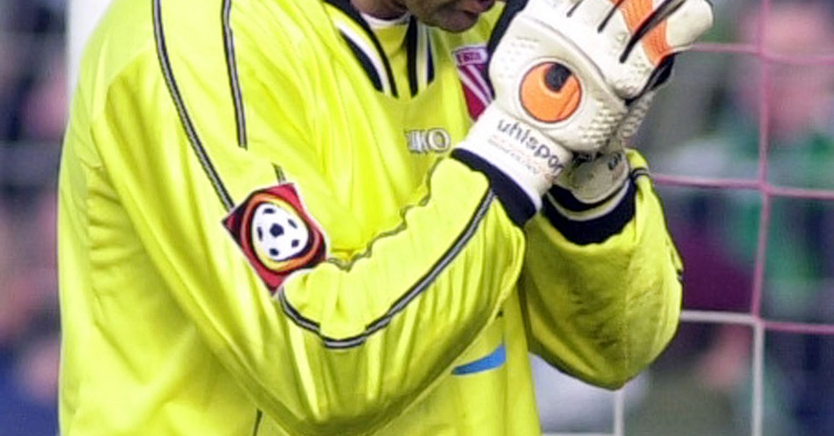 Goalie Tomislav Piplica fällt der Ball auf den Kopf und von dort fliegt er ins Tor