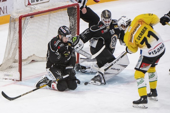 From left, LuganoÄôs player Luca Fazzini, LuganoÄôs goalkeeper Sandro Zurkirchen and Bern&#039;s player Jeremi Gerber, celebrate 0-1 gool , during the preliminary round game of National League A (NL ...