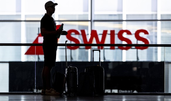 Reisende am Flughafen Zuerich am Mittwoch, 23. Juli 2025, in Kloten. (KEYSTONE/Christian Merz)