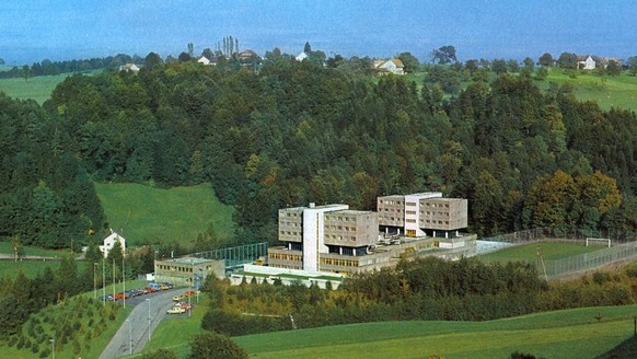 Die Interkantonale Strafanstalt in Bostadel, Kanton Zug. Die Interkantonale Strafanstalt wurde am 21. November 1977 in Betrieb genommen. Die Kantone Basel-Stadt und Zug betreiben sie gemeinsam. Bostad ...