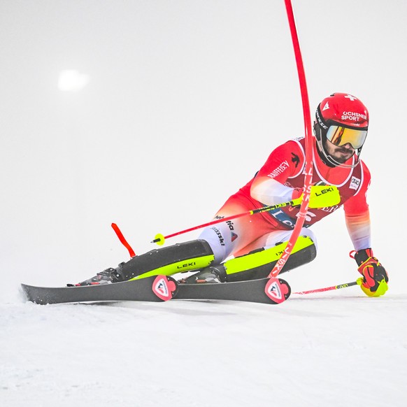 epa11725323 Loic Meillard of Switzerland in action during the first round of the Men?s Slalom race at the FIS Ski World Cup in Levi, Finland, 17 November 2024. EPA/KIMMO BRANDT