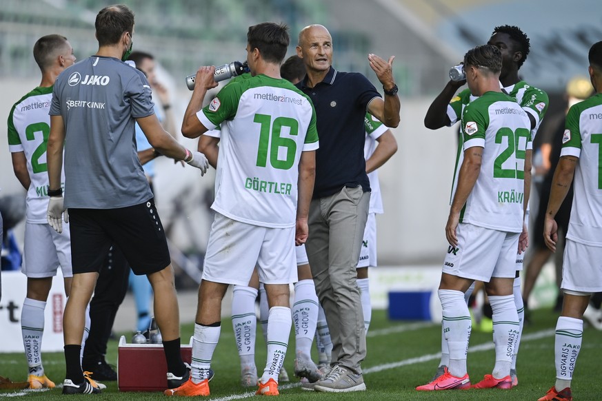 St. Gallens Trainer Peter Zeidler spricht mit seiner Mannschaft im Fussball Super League Spiel zwischen dem FC St. Gallen und dem FC Sion, am Sonntag, 20. September 2020, im Kybunpark in St. Gallen. ( ...