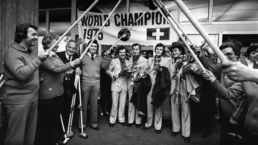 Hoch die Besen: Erstmals wird 1975 ein Schweizer Team Weltmeister. Ueli Mülli, Rolf Gautschi, Roland Schneider und Skip Otto Danieli (von links) werden am Flughafen empfangen.