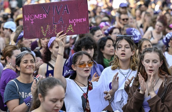 Zahlreiche Frauen haben sich am Dienstag, 14. Juni 2022, auf dem Bundesplatz in Bern zum Feministischen Streiktag versammelt. Am Frauenstreiktag stehen unter anderem die Forderungen der Gewerkschaft U ...